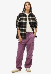 Superdry & Co RISE PARA - Cargobroek - berry conserve