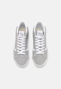 Szare wysokie trampki z zamszową i tekstylną cholewką, białymi sznurowadłami oraz białym paskiem po boku. Posiadają wyściełany kołnierz i metkę z logo na języku.