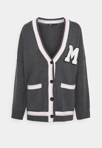 Cardigan gris foncé boutonné avec bordure blanche et rose clair, deux poches avant et un grand patch lettre M blanche sur la poitrine gauche.
