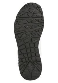 Černá gumová podrážka boty s texturovaným vzorem, který obsahuje úhlové tvary a drážky pro lepší trakci. Design zahrnuje detail loga.