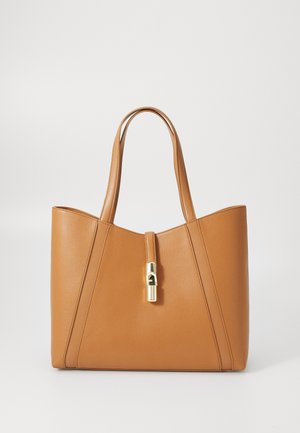 Borsa tote in pelle color tan, caratterizzata da linee eleganti, doppio manico e un dettaglio con chiusura dorata al centro. Texture liscia con una forma strutturata.