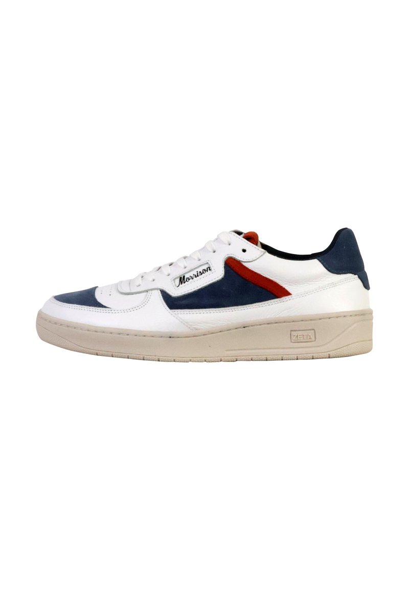 Baskets en cuir blanc avec des accents bleus et rouges, embouts texturés, lacets plats et semelle en caoutchouc beige, avec un patch logo sur le côté.