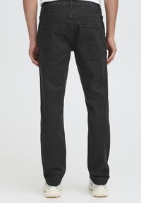 Blugi din denim negru cu croială dreptă, având două buzunare în spate, textură netedă și talie medie.