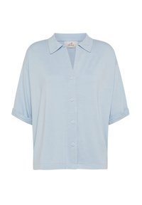 Camisa de manga corta azul claro hecha de una tela suave, con cuello, frente abotonado y mangas enrolladas. Textura suave.