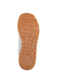 Sole di scarpe sportive bianche con un battistrada in gomma marrone testurizzato, caratterizzato da motivi geometrici per la presa. Design con bordi lisci e accenti sottili.