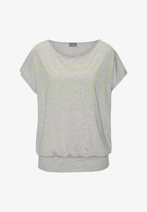 Lichtgrijs t-shirt met korte mouwen, gemaakt van zachte stof, met vet geel tekst "VENICE BEACH" in een modern lettertype. Ruime pasvorm met een geplooide onderrand.