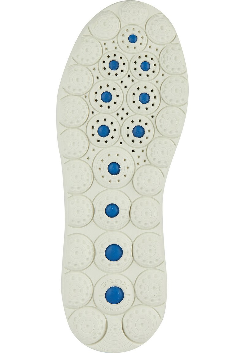 Weiße Gummisohle mit kreisförmigen Designs und blauen Akzenten sowie Belüftungsöffnungen für Atmungsaktivität. Glatte Oberfläche.