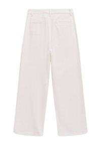 Weiße, weit geschnittene Hosen mit hoher Taille und zwei Gesäßtaschen, mit dem Bund nach oben präsentiert.
