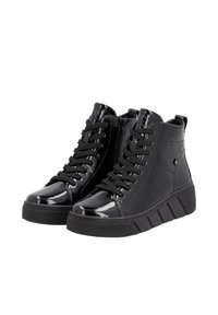 Baskets montantes noires en cuir verni et cuir texturé, avec des bouts ronds, des lacets plats et une semelle en caoutchouc au design compensé.