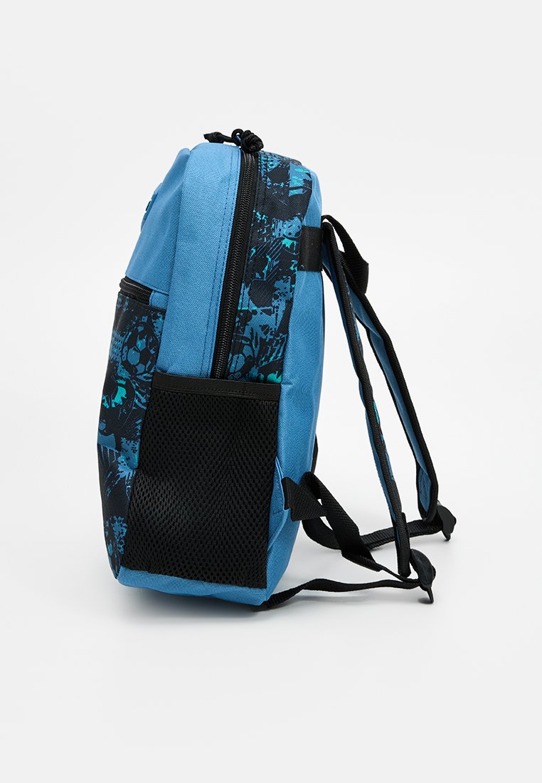 Mochila azul con un patrón floral negro, bolsillo lateral de malla y correas ajustables. Fabricada con material duradero y cierre de cremallera.