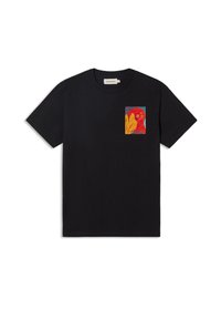 Camiseta de algodón negra con un gráfico colorido impreso en el lado izquierdo del pecho. Mangas cortas y escote redondo. Textura suave.