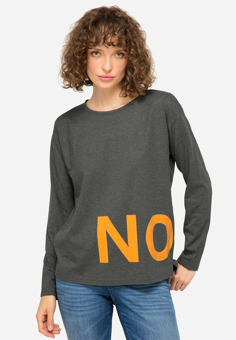Maglietta grigia a maniche lunghe con scollo rotondo, caratterizzata da un grande design arancione con la scritta "NO" sul davanti. Tessuto in cotone morbido e casual.