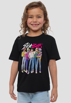 Schwarzes T-Shirt mit einem bunten Grafikmotiv von sechs stilisierten Charakteren, jeder in unterschiedlichen Outfits, mit verschiedenen Frisuren und Posen.