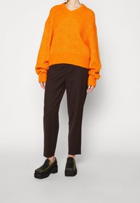 Filippa K Tygbyxor - dark brown