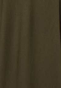 Olivengrüner Stoff mit strukturiertem Gewebe und matter Oberfläche, der geringfügige Farbnuancen auf der Fläche aufweist.