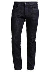 Vaqueros de mezclilla oscura con corte recto, que presentan cinco bolsillos, cierre frontal con botones y sutiles desgastes cerca de los muslos.