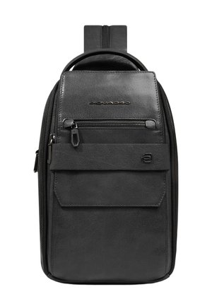 Schwarze Umhängetasche aus Leder mit vorderer Reißverschlusstasche, Tasche mit Klappe und gepolstertem, verstellbarem Riemen.