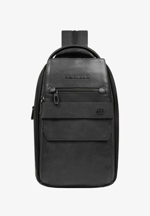 Zwarte leren crossbodytas met voorvak met ritssluiting, vak met klepsluiting en gevoerde verstelbare riem.