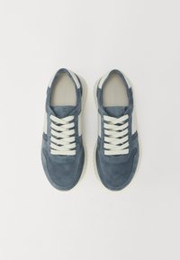 Baskets en suède bleu avec des lacets blancs, bout arrondi et dessus texturé. Comprend des accents latéraux dans une couleur contrastante et une semelle en caoutchouc.