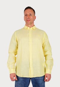 Camicia a maniche lunghe in lino gialla con colletto button-down, caratterizzata da una trama sottile e un piccolo dettaglio ricamato sul petto.