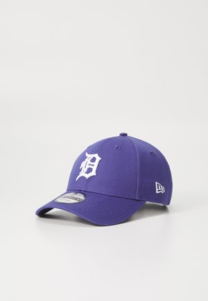 Cappellino da baseball viola in cotone con corona strutturata. Presenta un logo "D" ricamato bianco e una visiera curvata. Logo New Era sul lato.