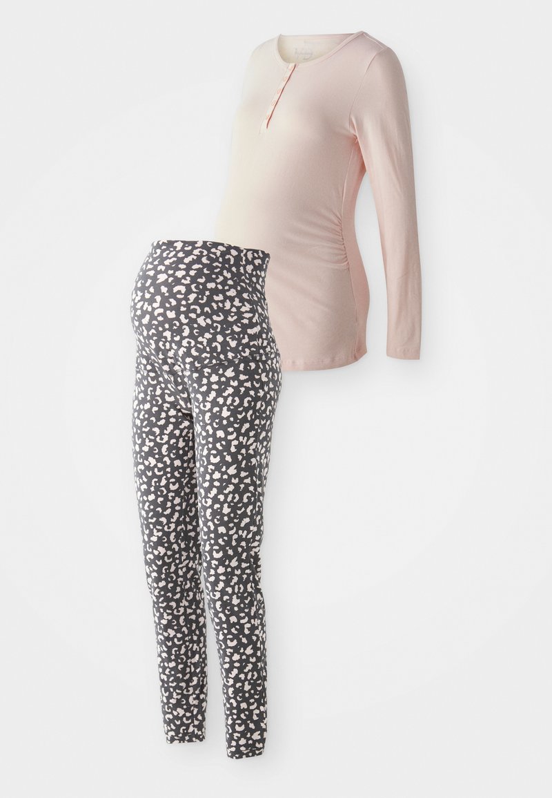 Kismama öltözet, amely egy világos rózsaszín, hosszú ujjú felsőből áll, gombos nyakkivágással és fekete leggingsből, melyen fehér leopárdmotívum található.