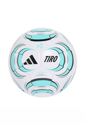 Biała piłka nożna Adidas Tiro z turkusowymi i czarnymi zakrzywionymi paskami oraz logo marki na panelach.