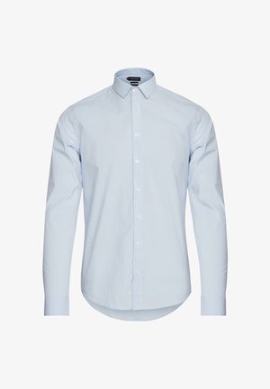 Chemise bleu clair à manches longues en coton. Présente un col boutonné, des boutons à l'avant et un ourlet arrondi. Texture lisse.