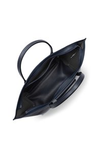 Sac à main en cuir bleu marine avec une texture lisse. Comprend deux compartiments intérieurs, une fermeture éclair et des poignées robustes. Accentué de surpiqûres bleu.