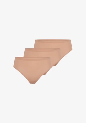 Kolme paria saumattomia korkeavyötäröisiä alushousuja vaalean beige värissä, joissa on sileä, joustava kangas ja minimalistinen muotoilu.