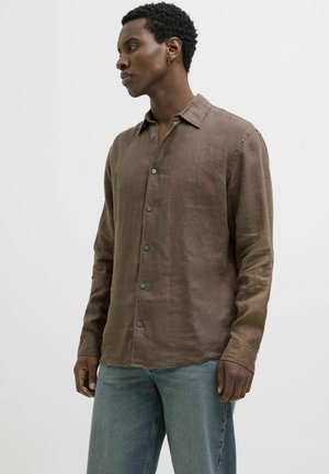 Camisa de lino marrón con un diseño de botones, de mangas largas y cuello. Presenta una textura sutil y detalles de costura ligeros.