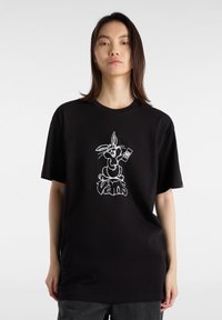 Camiseta negra de manga corta hecha de algodón, con un gráfico de un conejo de dibujos animados en blanco y el texto "Vans" debajo. Corte relajado y textura suave.