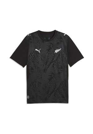 Maillot de sport noir à manches courtes avec un motif discret de fougères, logo Puma blanc sur le côté droit de la poitrine et emblème de fougère argentée blanche sur le côté gauche de la poitrine.