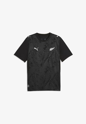 Czarna sportowa koszulka z krótkim rękawem z subtelnym wzorem paproci, białe logo Puma na prawej piersi oraz białe godło srebrnej paproci na lewej piersi.