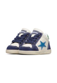 Sneaker blu e bianche con finitura in suede, caratterizzate da un accento a forma di stella blu, lacci bianchi e suole in gomma testurizzata.