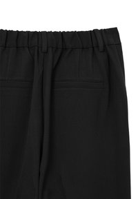 Pantalons noirs à taille élastique avec poches latérales et texture lisse, dotés d'un design simple à jambe droite.