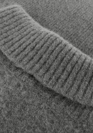 Zacht grijs gebreid sweaterstof met een geribbelde textuur. Het materiaal lijkt donsig met fijne, lichte vezels overal.