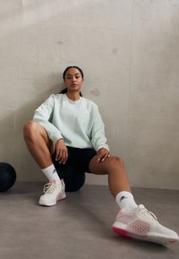 adidas Sportswear ESSENTIALS SMALL LOGO FEEL COZY  - Sportinis megztinis - linen green/white