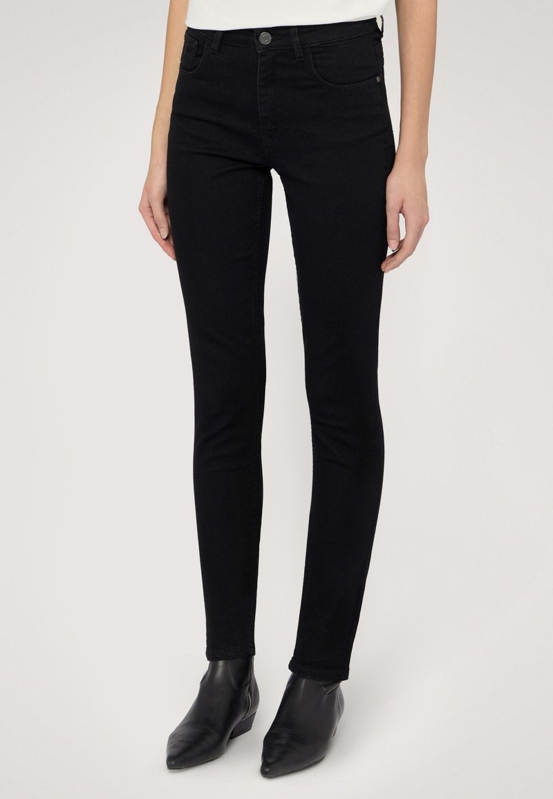 Schwarze, hoch geschnittene Skinny Jeans aus Denim, mit einem Frontknopfverschluss, zwei Seitentaschen und einer schlanken Passform.