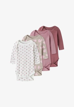 Vier Langarm-Bodysuits in verschiedenen Rosa- und Weißtönen. Die Muster umfassen kleine Herzen und größere Herzen auf einfarbigen Hintergründen.