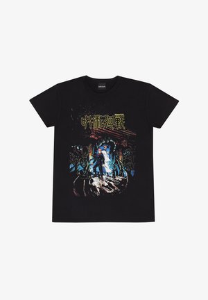 Sort bomuld t-shirt med et farverigt grafisk design, der præsenterer karakterer og indviklede detaljer, sat mod en mørk baggrund.