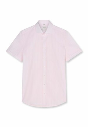 Hellrosa kurzärmeliges Hemd mit weißen vertikalen Streifen und klassischem Kragen, flach auf weißem Hintergrund ausgelegt.