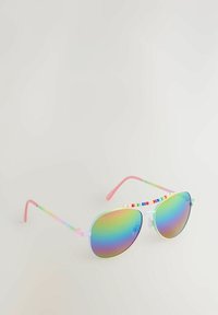 Aviator-aurinkolasit sateenkaaren väreillä varustetuilla linsseillä. Värikäs metallirunko graadissa, vaaleanpunaiset varret ja helmiriveä kulmakarvojen ylle.