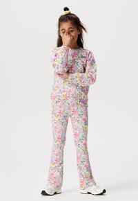 Ensemble sweat-shirt et pantalon à motif floral en rose, violet et vert, fabriqué à partir d'un tissu doux. Il dispose de manches longues et de jambes de pantalon évasées.