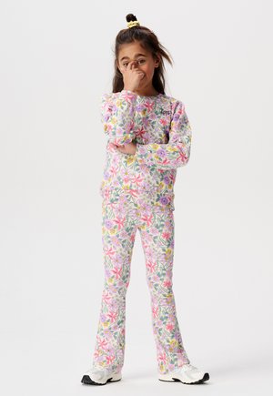 Ensemble sweat-shirt et pantalon à motif floral en rose, violet et vert, fabriqué à partir d'un tissu doux. Il dispose de manches longues et de jambes de pantalon évasées.
