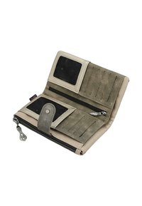 Cartera plegable con cuero texturizado en verde oliva y beige. Incluye ranuras transparentes para identificación, ranuras para tarjetas y un bolsillo con cremallera con herrajes en plateado.