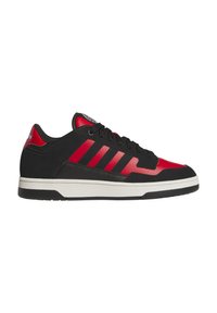 Baskets noires et rouges avec un matériau lisse et texturé. Comprend trois rayures noires, une semelle rembourrée et un col rembourré.