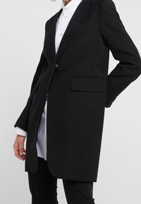MM6 Maison Margiela Klassisk kappa / rock - black