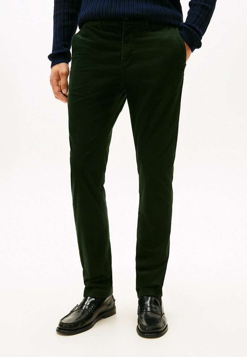 Donkergroene corduroybroek met een slim fit, voorzien van zijzakken, een soepele textuur en gecombineerd met zwarte instappers.
