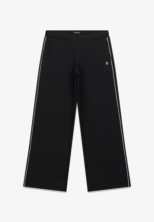 Schwarze Sweathose mit weitem Bein aus weichem Material, mit weißen Seitenstreifen und einem aufgestickten Logo auf der Vorderseite.
